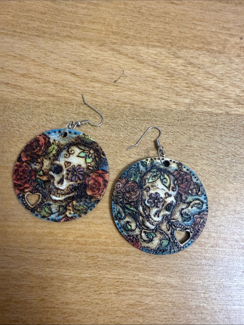 Large wooden circle earrings painted skull rose lightweight statement spooky - Picture 2 of 4